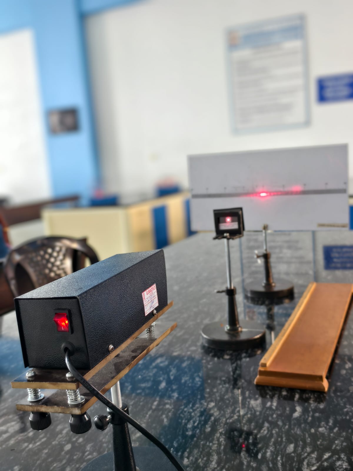 Diffraction grating to calculate the wavelength of LASER