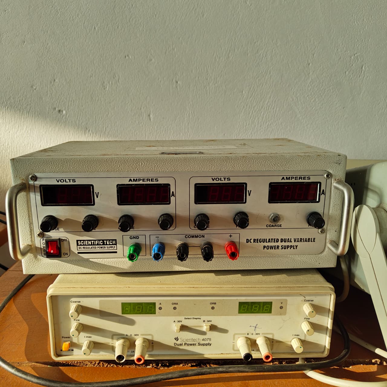 Dual voltage source (0-30V)