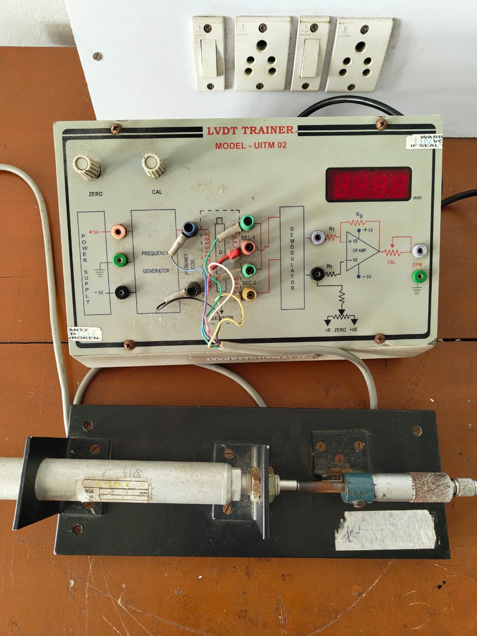 LVDT (Linear Variable Differential Transformer)